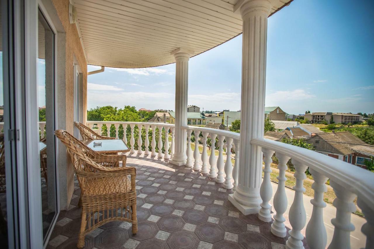 Amalia Hotel Zaliznyi Port Buitenkant foto