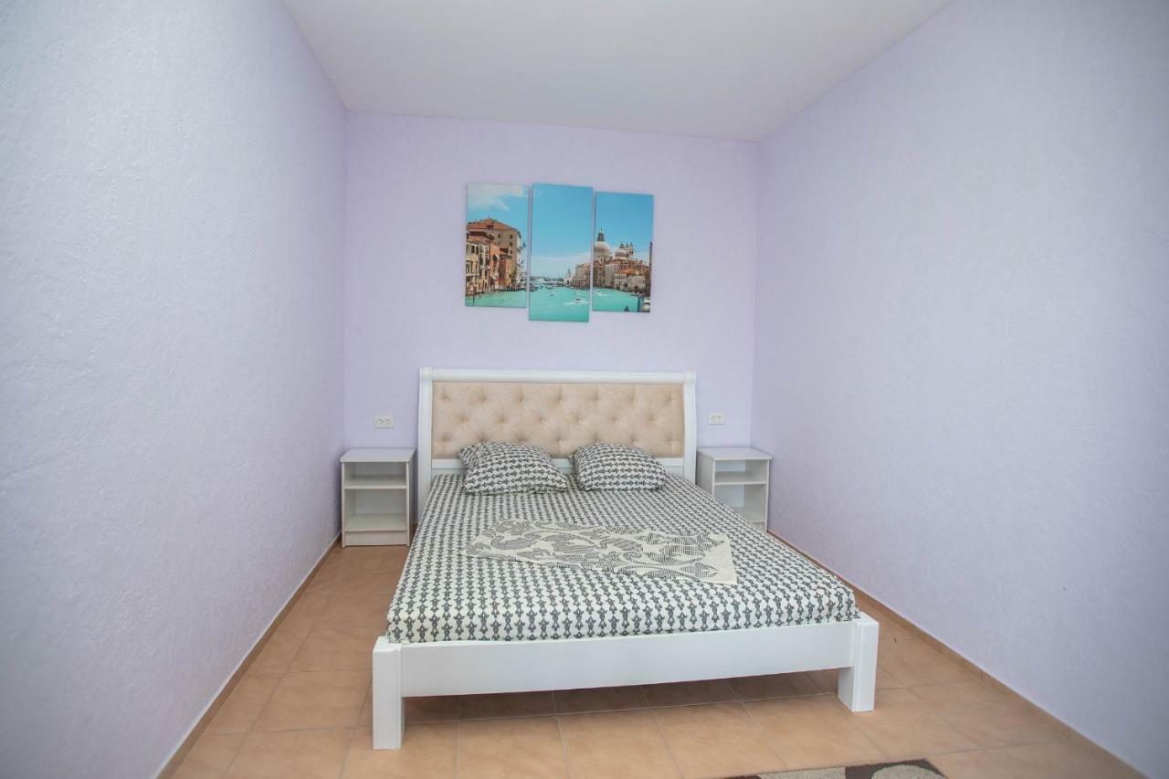 Amalia Hotel Zaliznyi Port Buitenkant foto