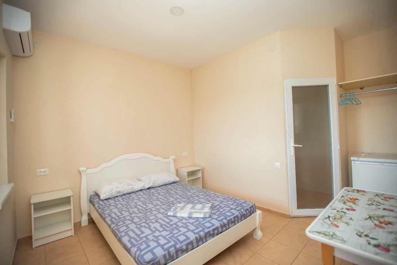 Amalia Hotel Zaliznyi Port Buitenkant foto