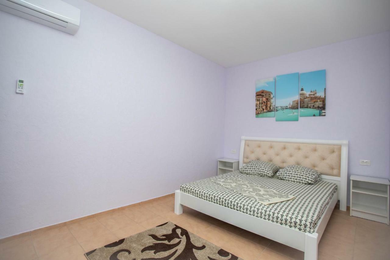 Amalia Hotel Zaliznyi Port Buitenkant foto