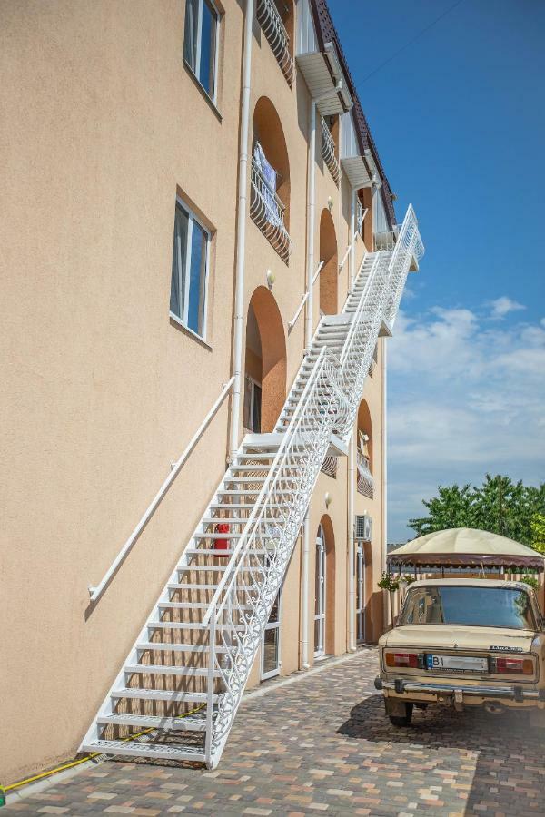 Amalia Hotel Zaliznyi Port Buitenkant foto